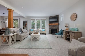 Smart-TV, peis, bordtennis og bøker