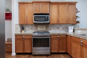 Kjøleskap, mikrobølgeovn, ovn og kokeplater