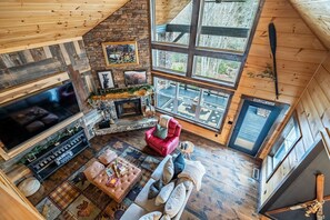 Smart TV, lareira, mesa de pingue-pongue
