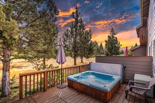 Eagle Crest Condo on Golf Course w/ HOT TUB, Dogs Welcome!