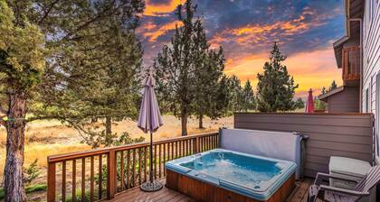 Eagle Crest Condo on Golf Course w/ HOT TUB, Dogs Welcome!
