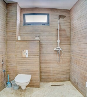 Een haardroger, handdoeken, zeep, toiletpapier