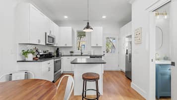 Een magnetron, een oven, een kookplaat, een vaatwasser