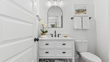 Asciugacapelli, asciugamani, sapone, carta igienica