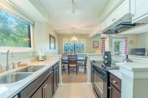 冷蔵庫、電子レンジ、オーブン、コンロ