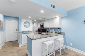 Fridge, microwave, oven, stovetop - Whaler 1A | Beach Front (Gulf Shores)