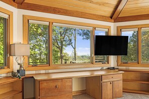 House (4 Bedrooms) | Interior - Cabin in the Sky by Avantstay Deck w/ Views (Leicester)