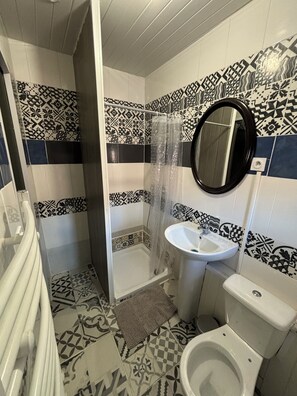 Basic-Einzelzimmer | Badezimmer | Handtücher
