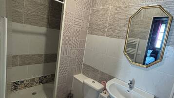 Comfort Double or Twin Room | Bathroom | Towels