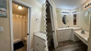 Hiustenkuivaaja, pyyhkeet, saippua, vessapaperi