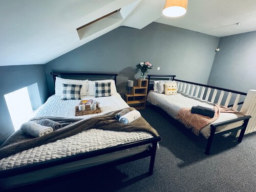 Queens Townhouse - 4 Bed