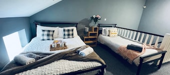 Queens Townhouse - 4 Bed