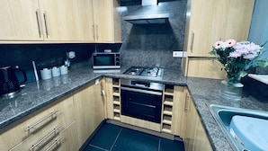 Private kitchen - Queens Townhouse - 4 Bed (Whitehaven)