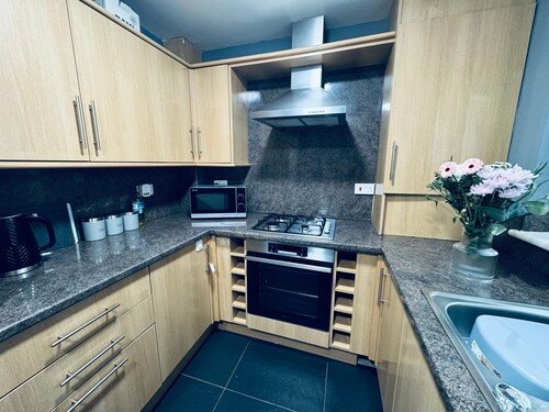 Queens Townhouse - 4 Bed