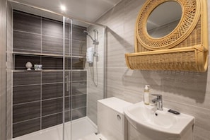 Hair dryer, towels - Hampton House - 9 Bedroom House (Saint Bees)