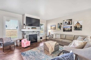 Téléviseur, foyer, bureau