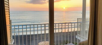 Jaco Beachfront Oasis 2-bedroom condo on Jaco Beach - Pacific Point #800