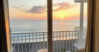Jaco Beachfront Oasis 2-bedroom condo on Jaco Beach with AC, fitness room, WiFi
