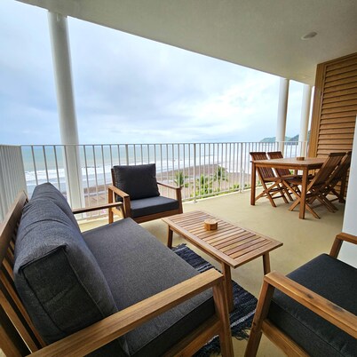 Jaco Beachfront Oasis 2-bedroom condo on Jaco Beach with AC, fitness room, WiFi