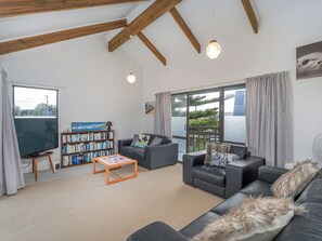 TV - Whanga Bach - Whangamata Holiday Home (Whangamata)