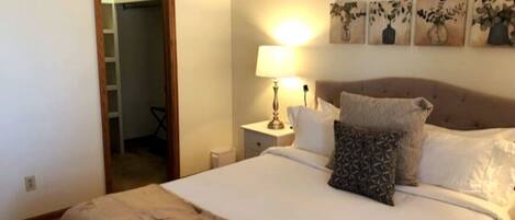 3 quartos, escrivaninha, ferros/tábuas de passar roupa