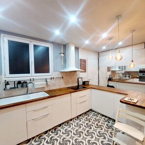 Fridge, microwave, oven, dishwasher - Large & lovely apartment at the foot of Montmartre (Paris)