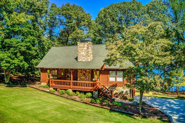 Exterior - Spacious 5-bedroom 3.5 bath log cabin with amazing Lake views and hot tub! (Lake Norman of Catawba)