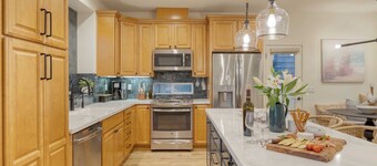 Sunset Serenity by Avantstay Rooftop w/ Hot Tub & Fire Pit, 3 Blocks to Beach!