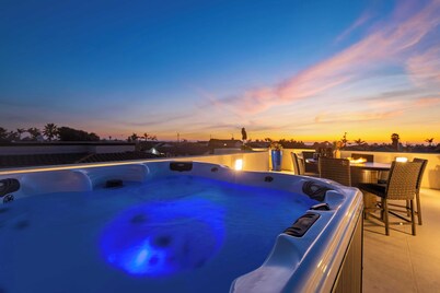 Sunset Serenity by Avantstay Rooftop w/ Hot Tub & Fire Pit, 3 Blocks to Beach!