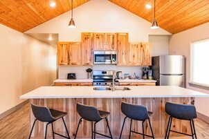 Refrigerador con freezer, microondas, horno, placa de cocina