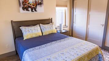 1 dormitorio, cortinas opacas, tabla de planchar con plancha