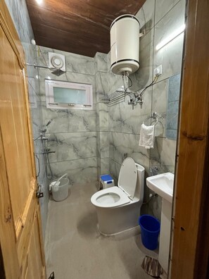 Superior Studio Suite, Balcony, Mountain View | Bathroom