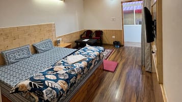 Habitación de lujo, balcón, vista a la montaña | Escritorio, espacio para trabajar con laptop y wifi gratis