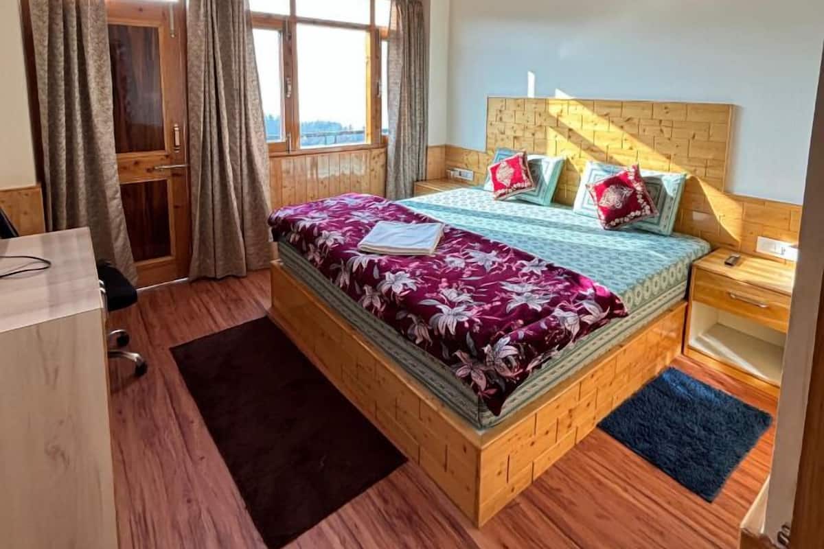 Superior Studio Suite, Balcony, Mountain View | Meja, ruang kerja komputer riba, Wi-fi percuma