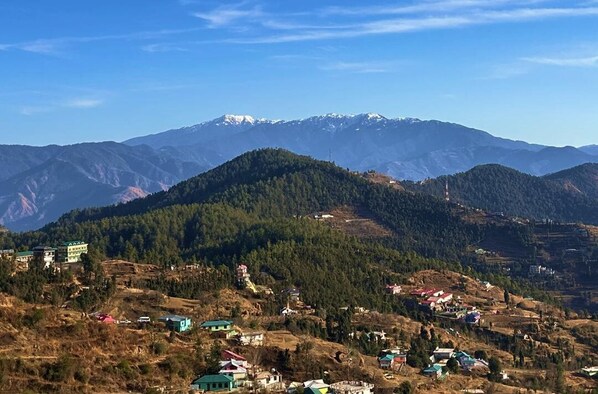 A mountainous landscape with scattered buildings and houses. - Vizvei (Shimla)