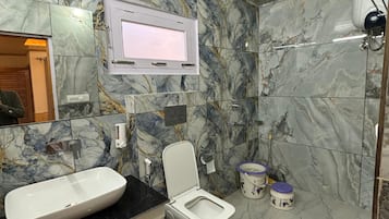 Chuveiro, sabonete, papel higiênico