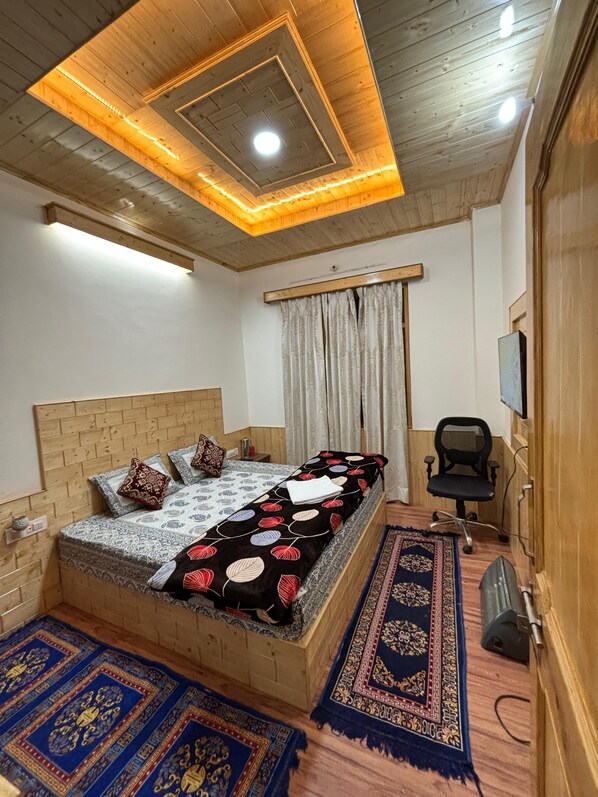 Superior Studio Suite, Balcony, Mountain View