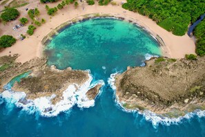 Plage à proximité, chaise longue, serviettes de plage