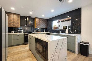 Fridge, microwave, oven, stovetop - Central Mini putt getaway (San Jose)