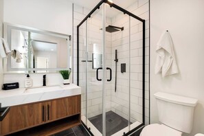 Douche, séchoir à cheveux, serviettes fournies