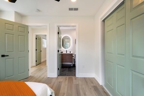 4 habitaciones, escritorio y tabla de planchar con plancha