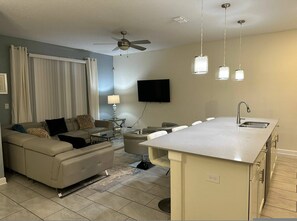 House - Gorgeous 4 BR With Pool and Lake View (Kissimmee)