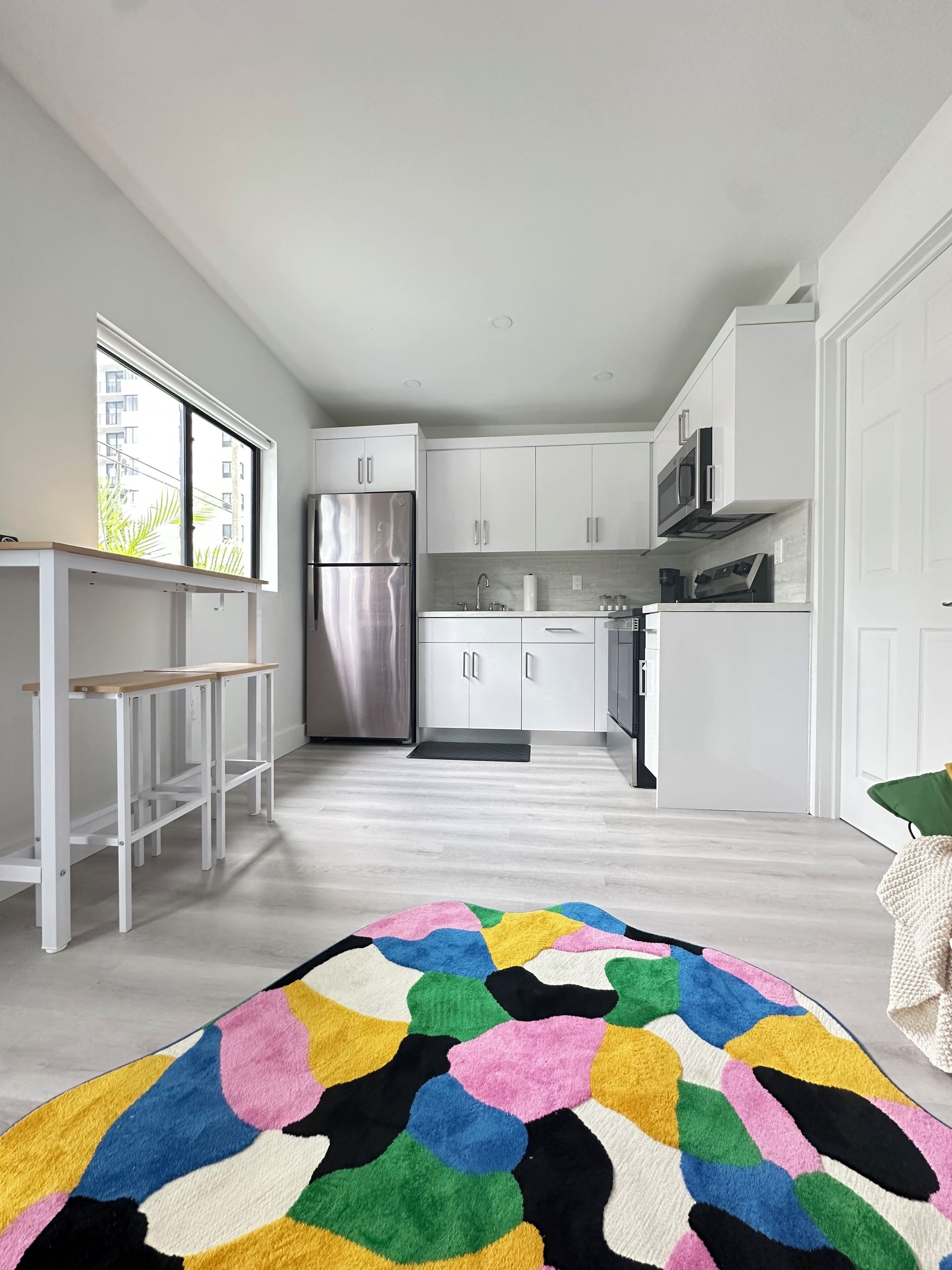 Refrigerador, microondas, horno y cafetera y tetera 