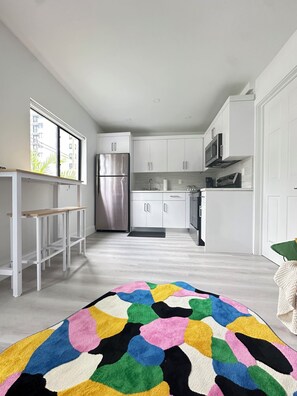 Kühlschrank, Mikrowelle, Ofen, Wasserkocher mit Kaffee-/Teezubehör