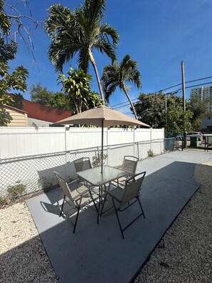 Outdoor dining - Charming 1-bedroom apartment with AC, WiFi in Heart of Miami (Miami)