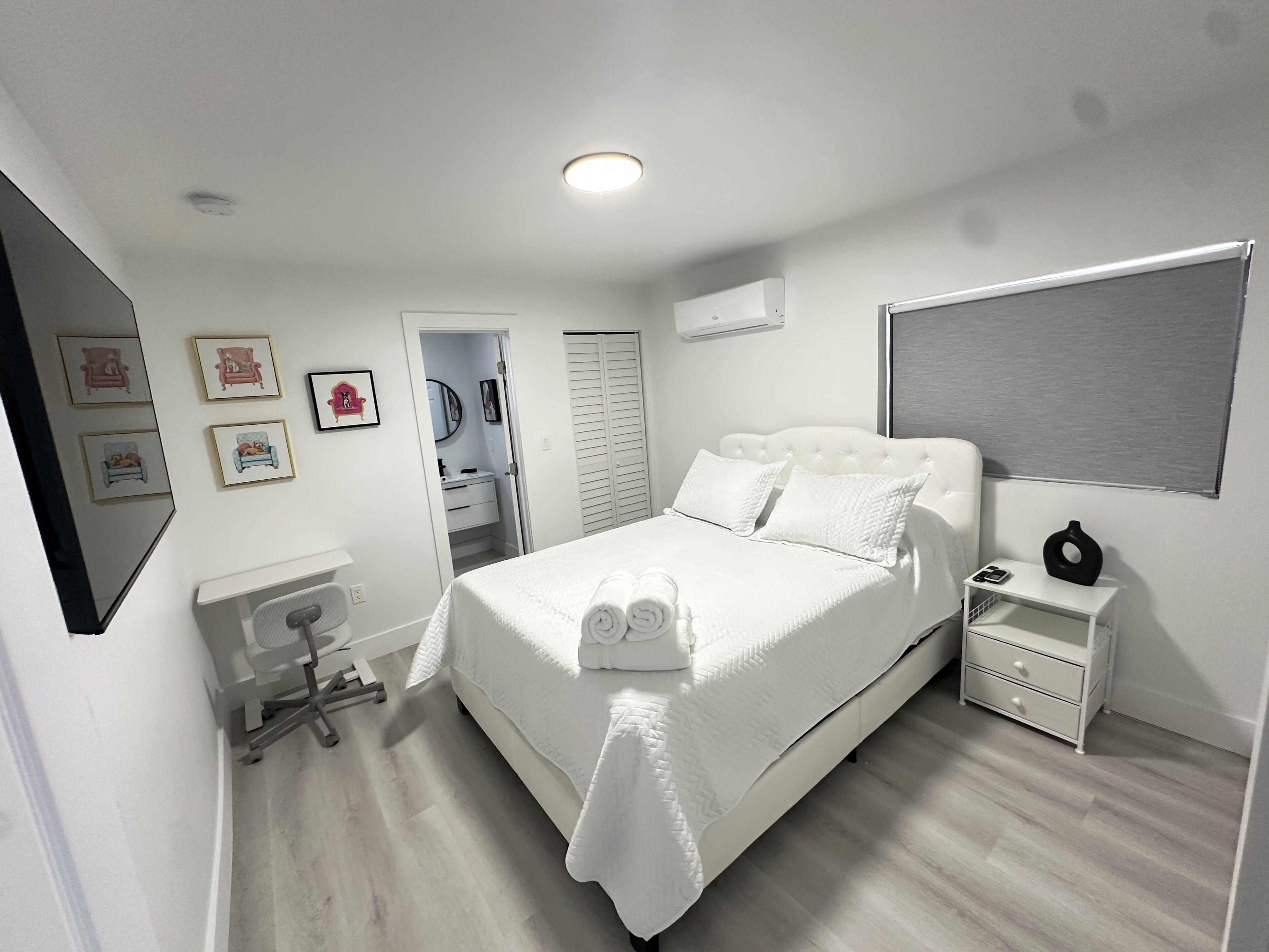 1 habitación, escritorio, tabla de planchar con plancha y cuna de viaje 