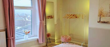 3 عدّة غرف نوم ومكواة/لوح كي وسرير سفر وواي فاي مجانًا