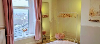 Ty Hiraeth 

A Charming Stay Steps Away from Caerphilly Castle!
