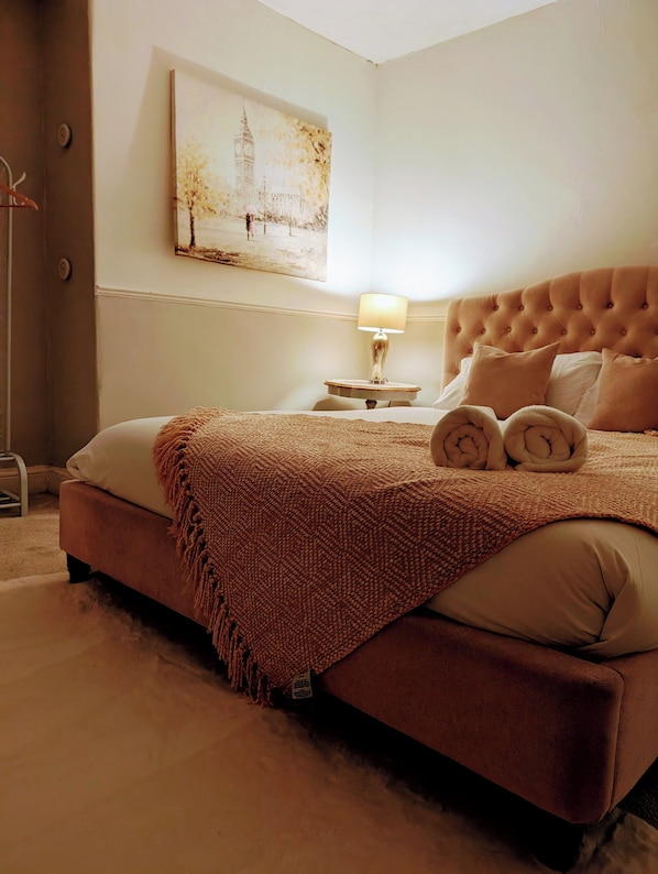 3 habitaciones, tabla de planchar con plancha y cuna de viaje 