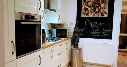 Ty Hiraeth
A Charming Stay Steps Away from Caerphilly Castle!